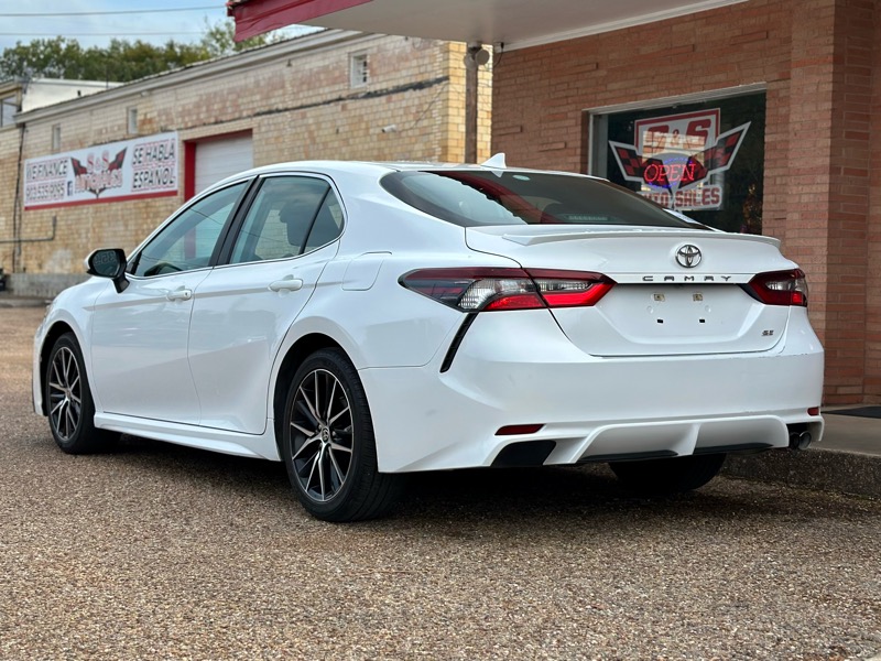 Toyota Camry SE 2021