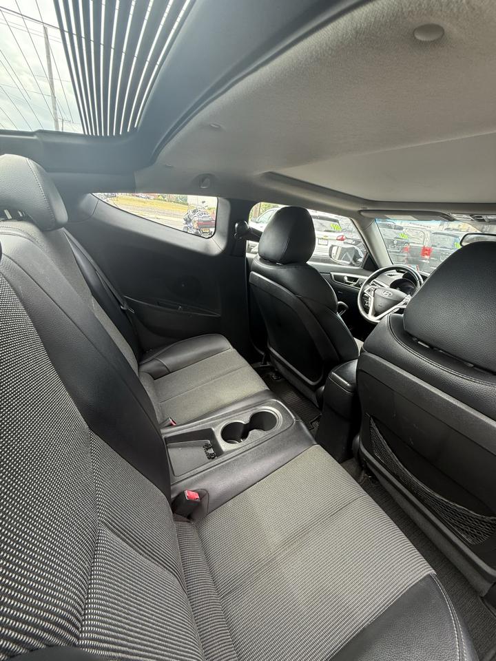 Hyundai Veloster Base 2013