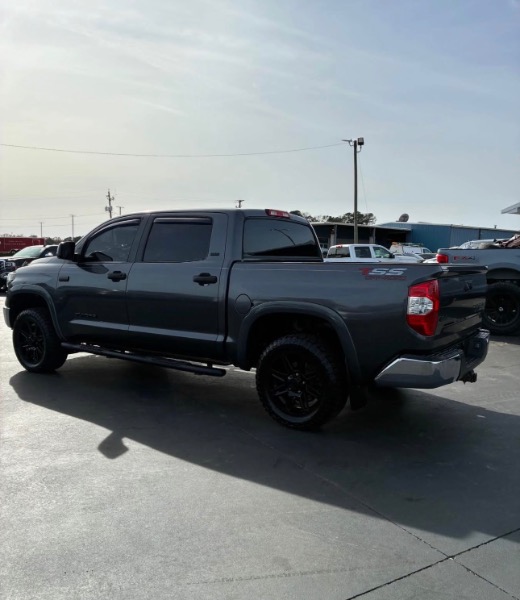 Toyota Tundra SR5 5.7L V8 FFV CrewMax 4WD 2017