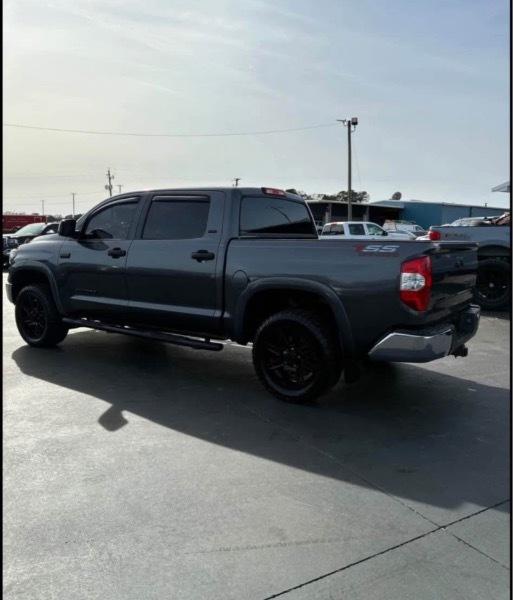 Toyota Tundra SR5 5.7L V8 FFV CrewMax 4WD 2017