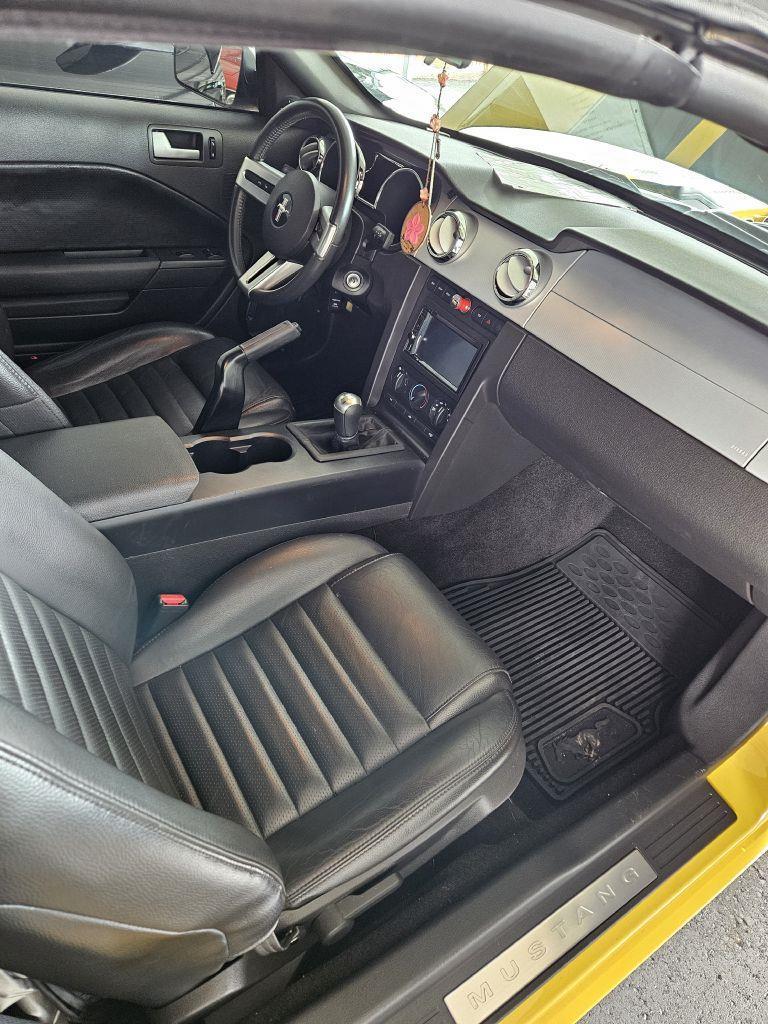 Ford Mustang GT Deluxe Convertible 2005