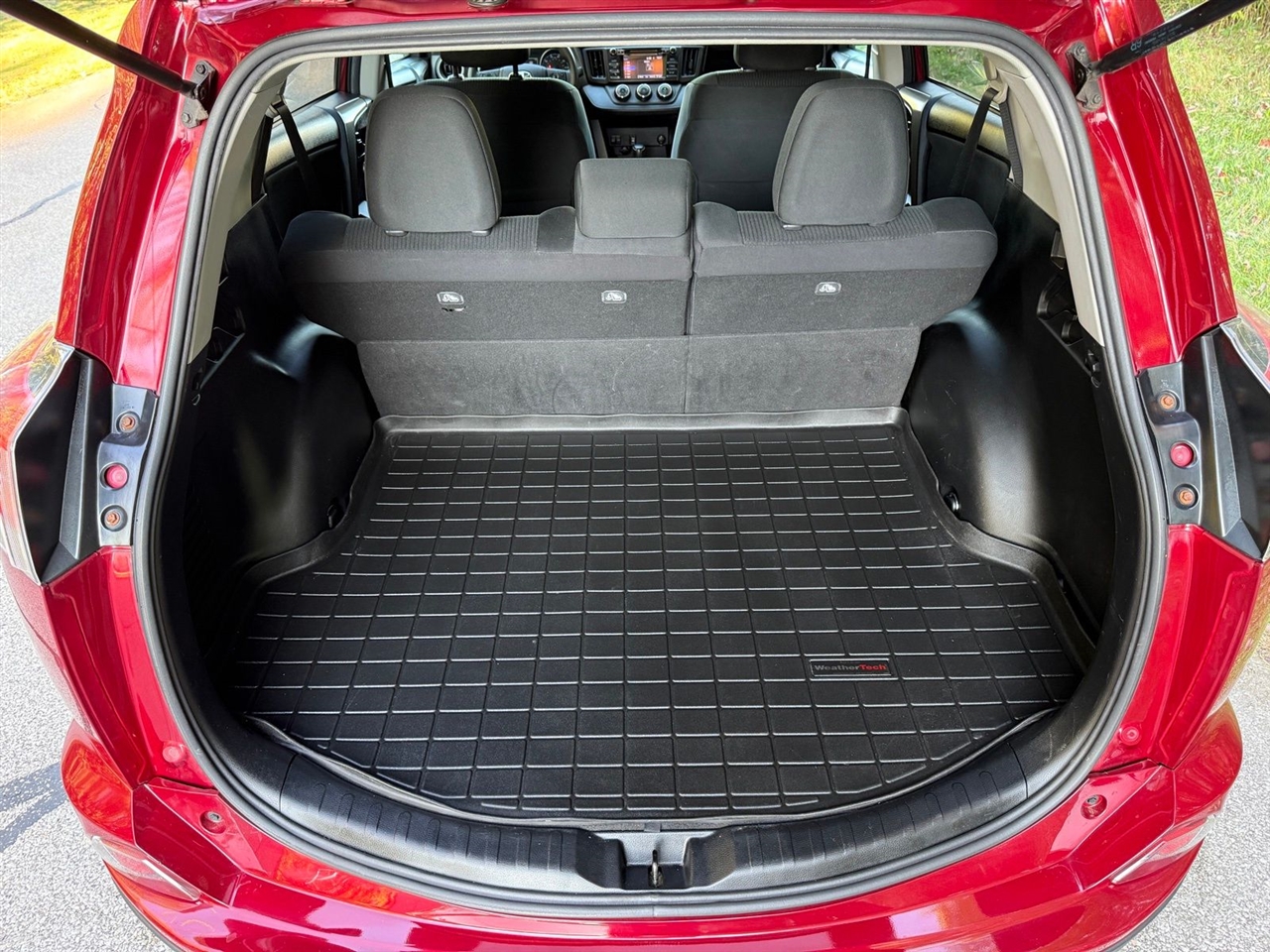 Toyota RAV4 LE AWD 2018