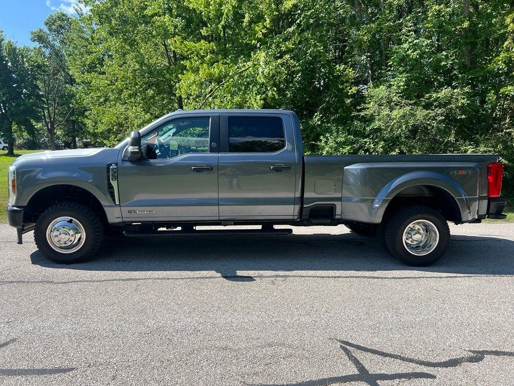 Ford F-350 SD XL Crew Cab Long Bed DRW 4WD 2024