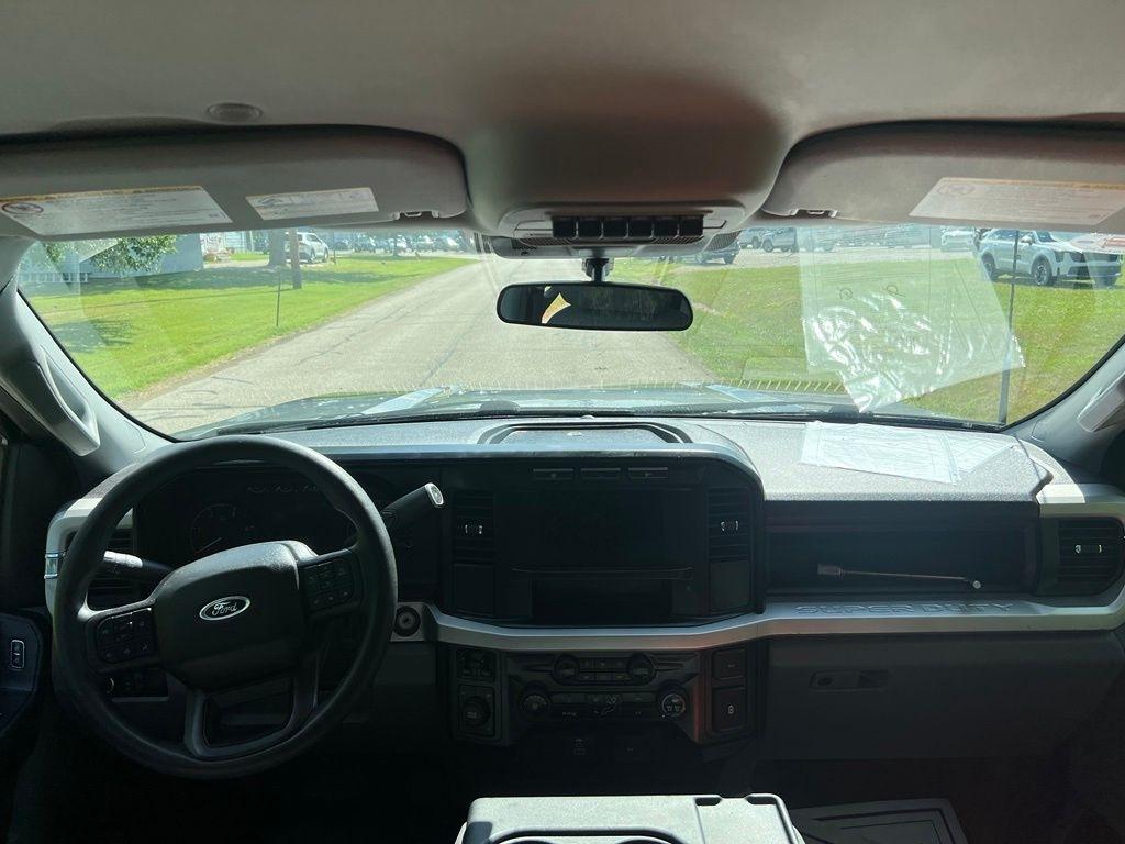 Ford F-350 SD XL Crew Cab Long Bed DRW 4WD 2024