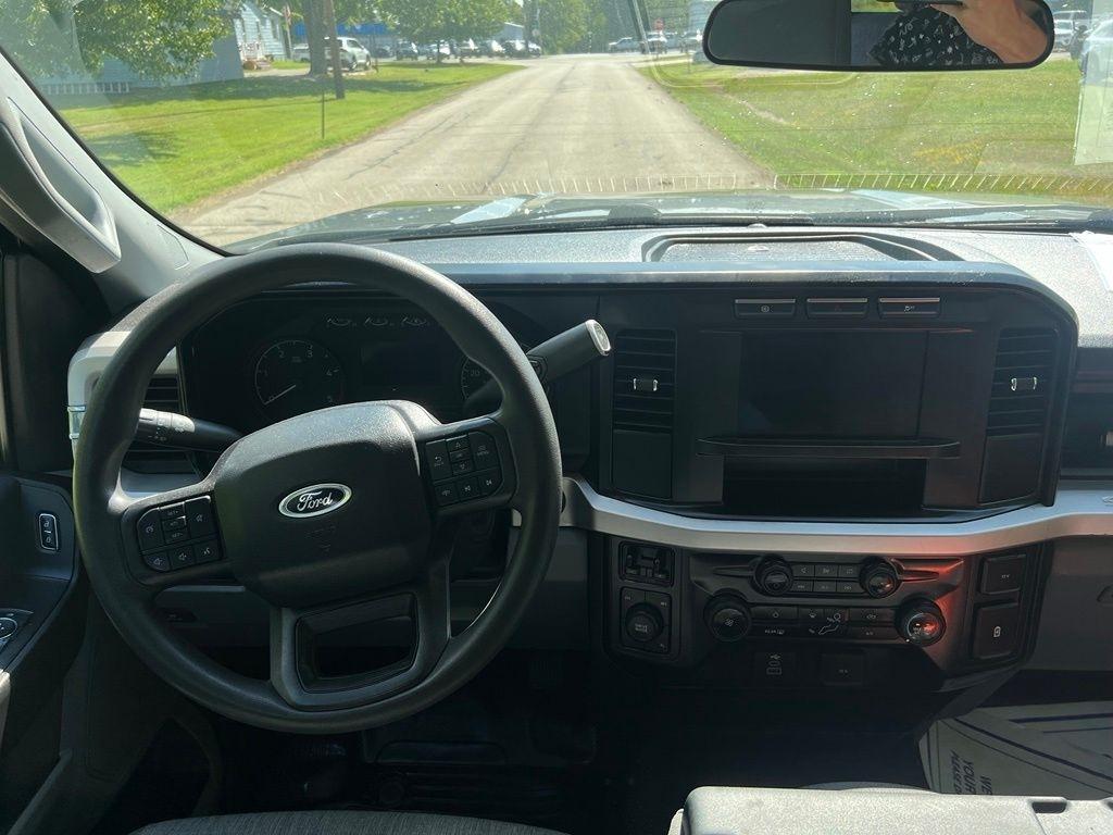Ford F-350 SD XL Crew Cab Long Bed DRW 4WD 2024