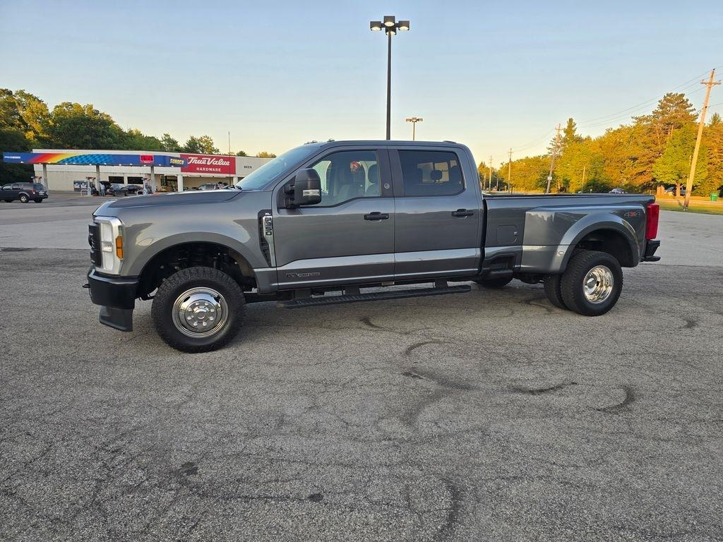 Ford F-350 SD XL Crew Cab Long Bed DRW 4WD 2024