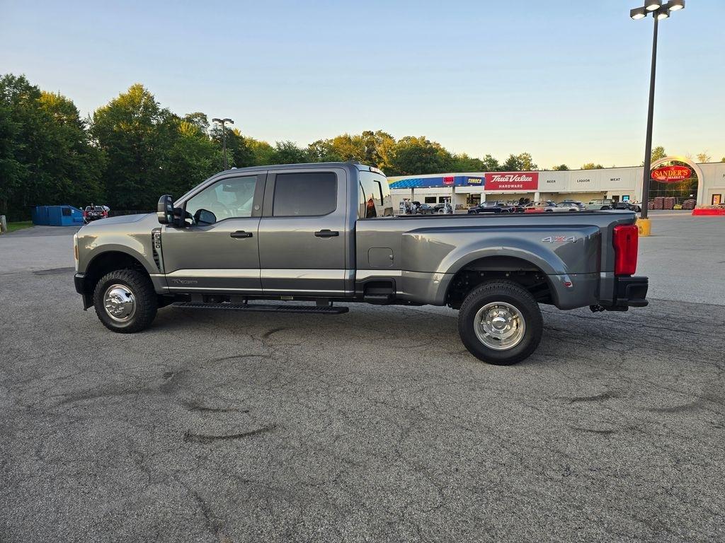Ford F-350 SD XL Crew Cab Long Bed DRW 4WD 2024