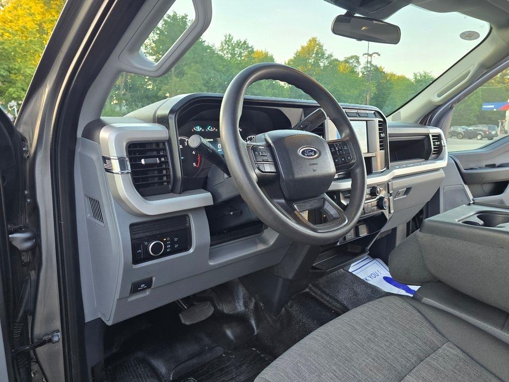 Ford F-350 SD XL Crew Cab Long Bed DRW 4WD 2024