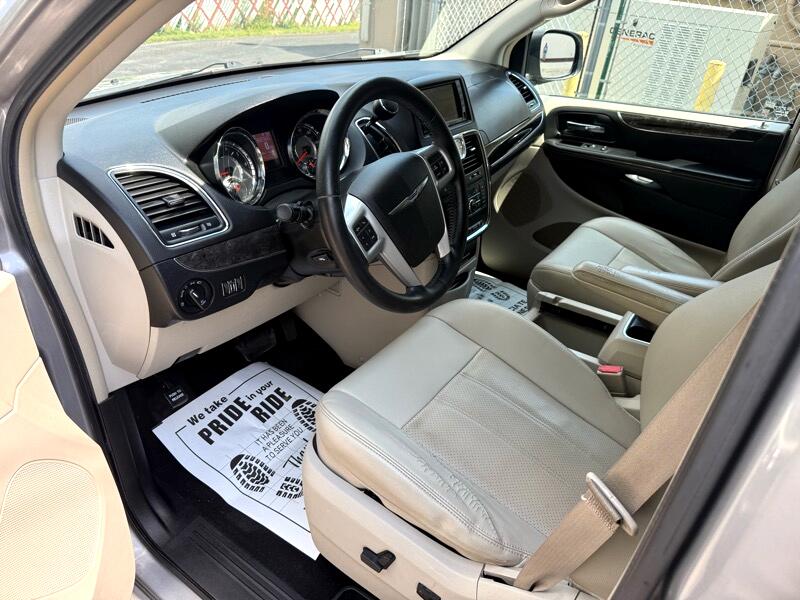 Chrysler Town & Country Touring-L 2013