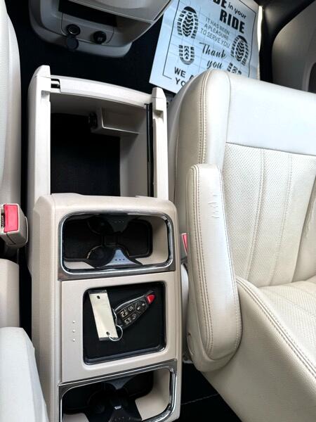 Chrysler Town & Country Touring-L 2013