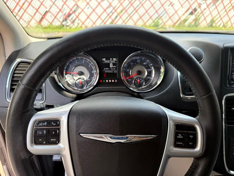 Chrysler Town & Country Touring-L 2013