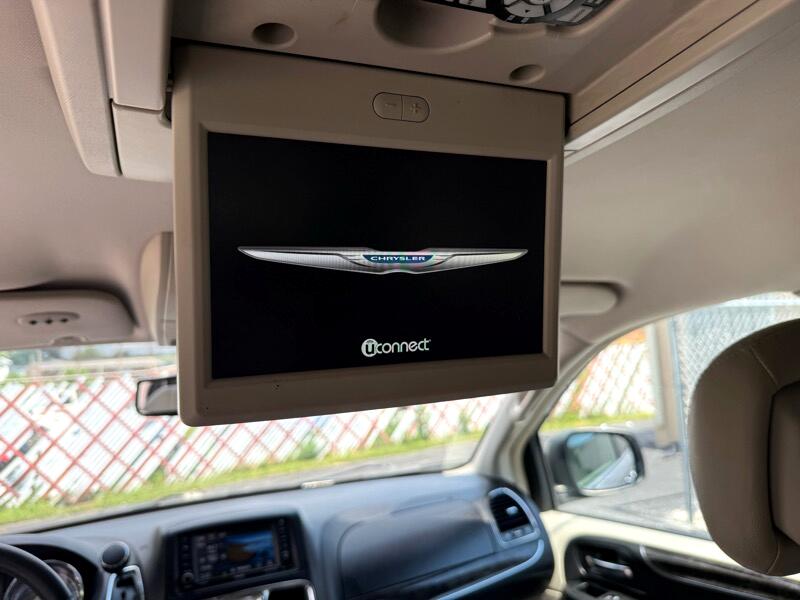 Chrysler Town & Country Touring-L 2013