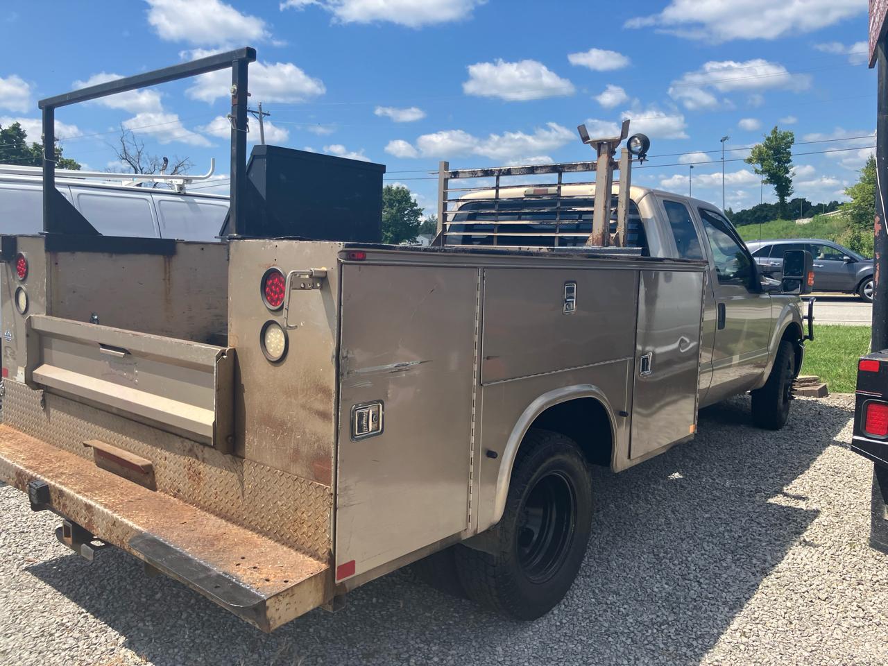 Ford F-350 SD Lariat SuperCab Long Bed DRW 2WD 2011