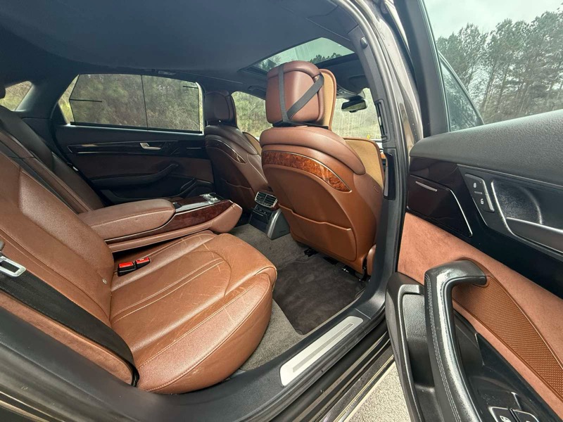 Audi A8 4.2L quattro 2011