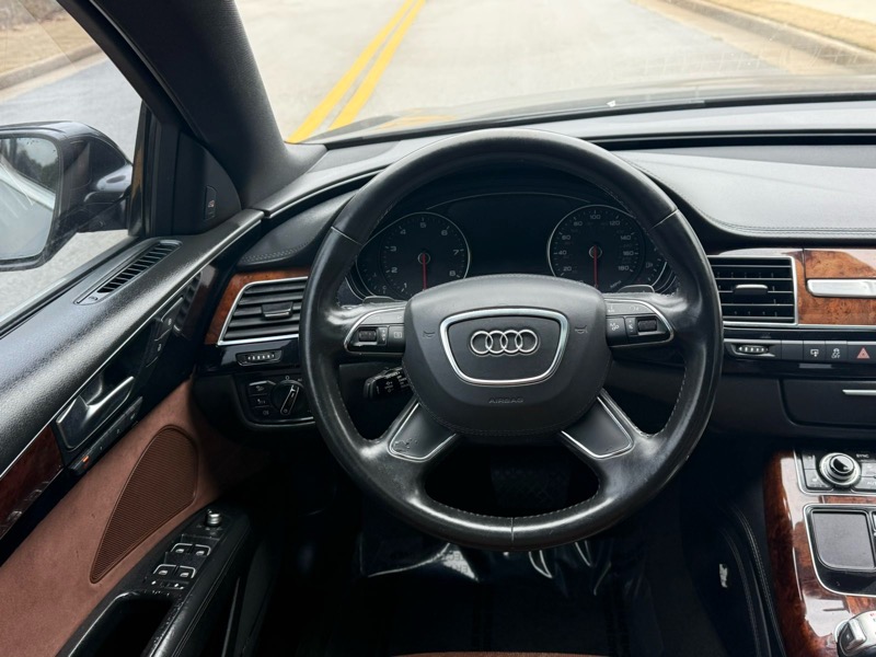 Audi A8 4.2L quattro 2011