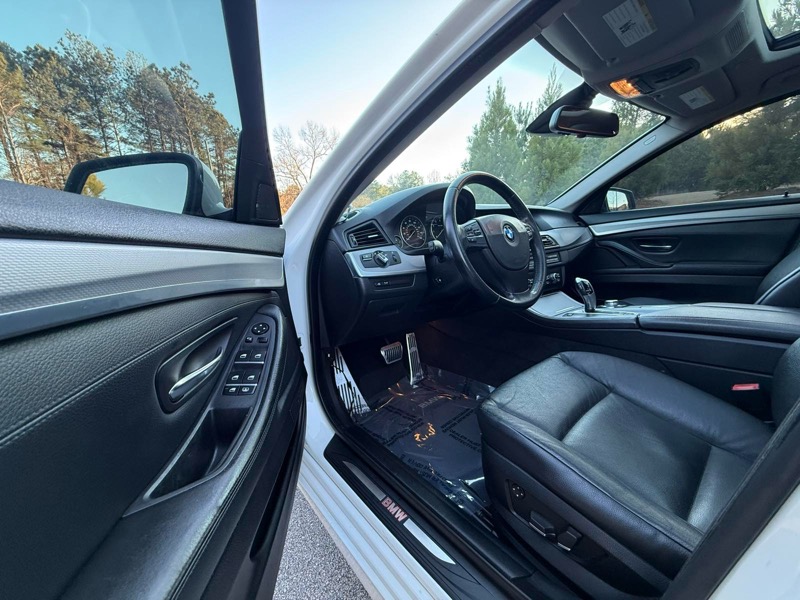 BMW 5-Series 550i 2011