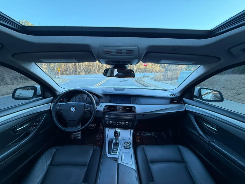 BMW 5-Series 550i 2011