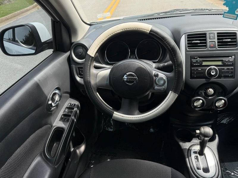 Nissan Versa 1.6 S 5M 2014