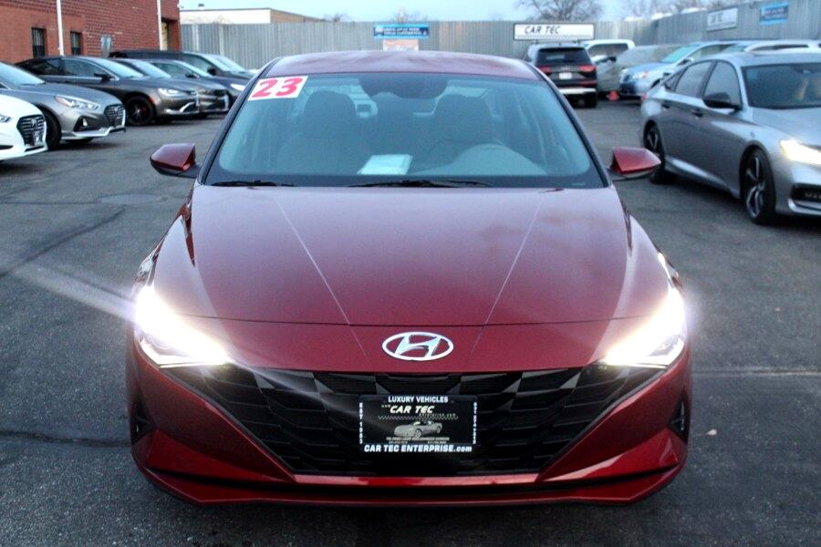 2023 Hyundai Elantra SEL photo 2