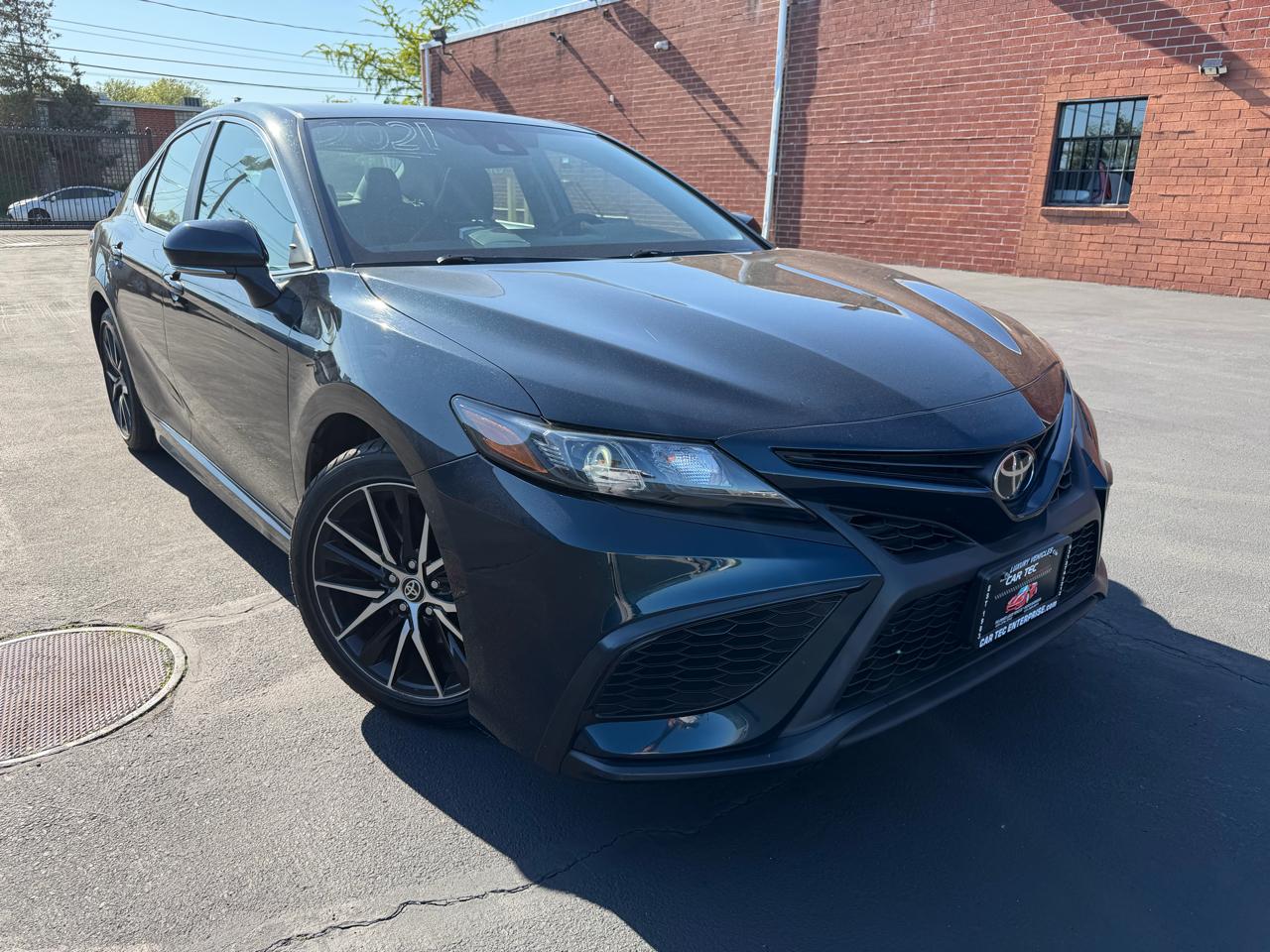 Toyota Camry SE 2021