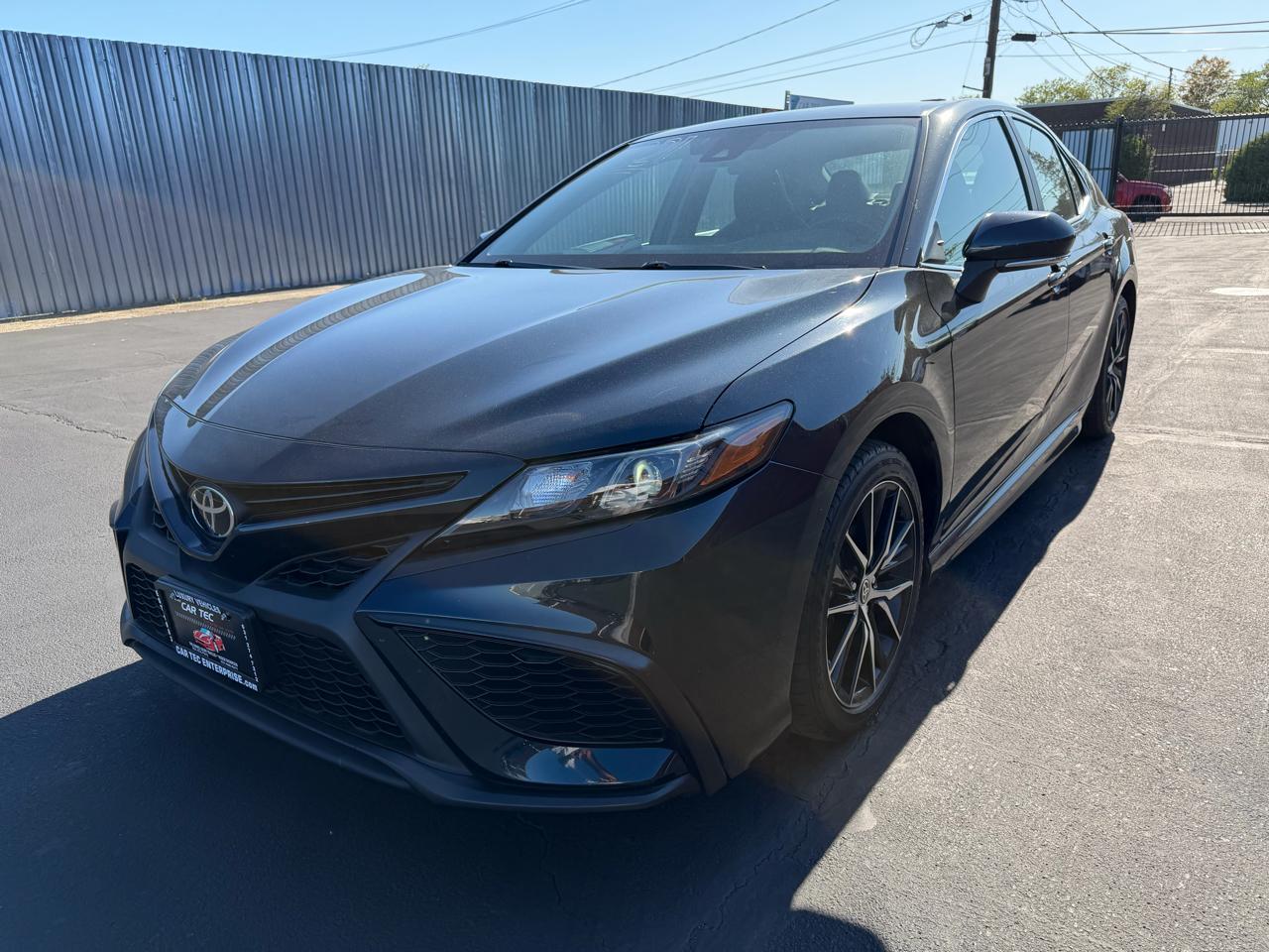 Toyota Camry SE 2021