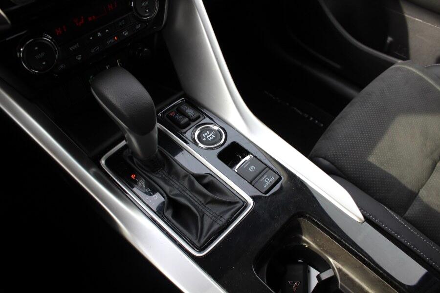 2023 Mitsubishi Eclipse Cross SE photo 17