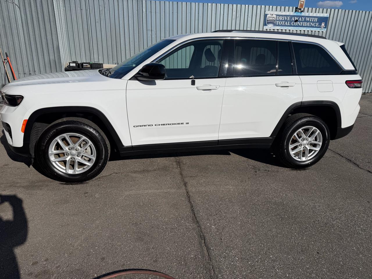 Jeep Grand Cherokee Laredo 4WD 2023