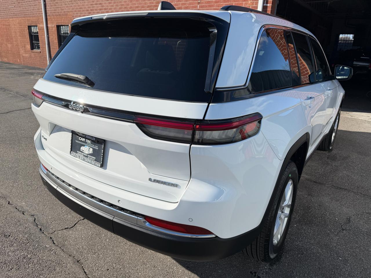 Jeep Grand Cherokee Laredo 4WD 2023