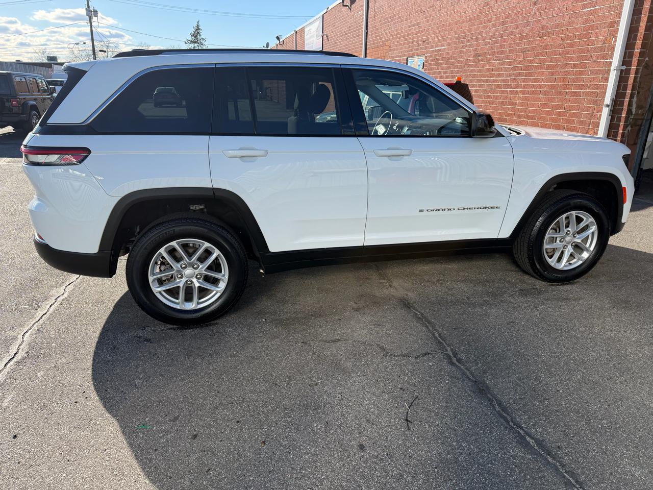 Jeep Grand Cherokee Laredo 4WD 2023