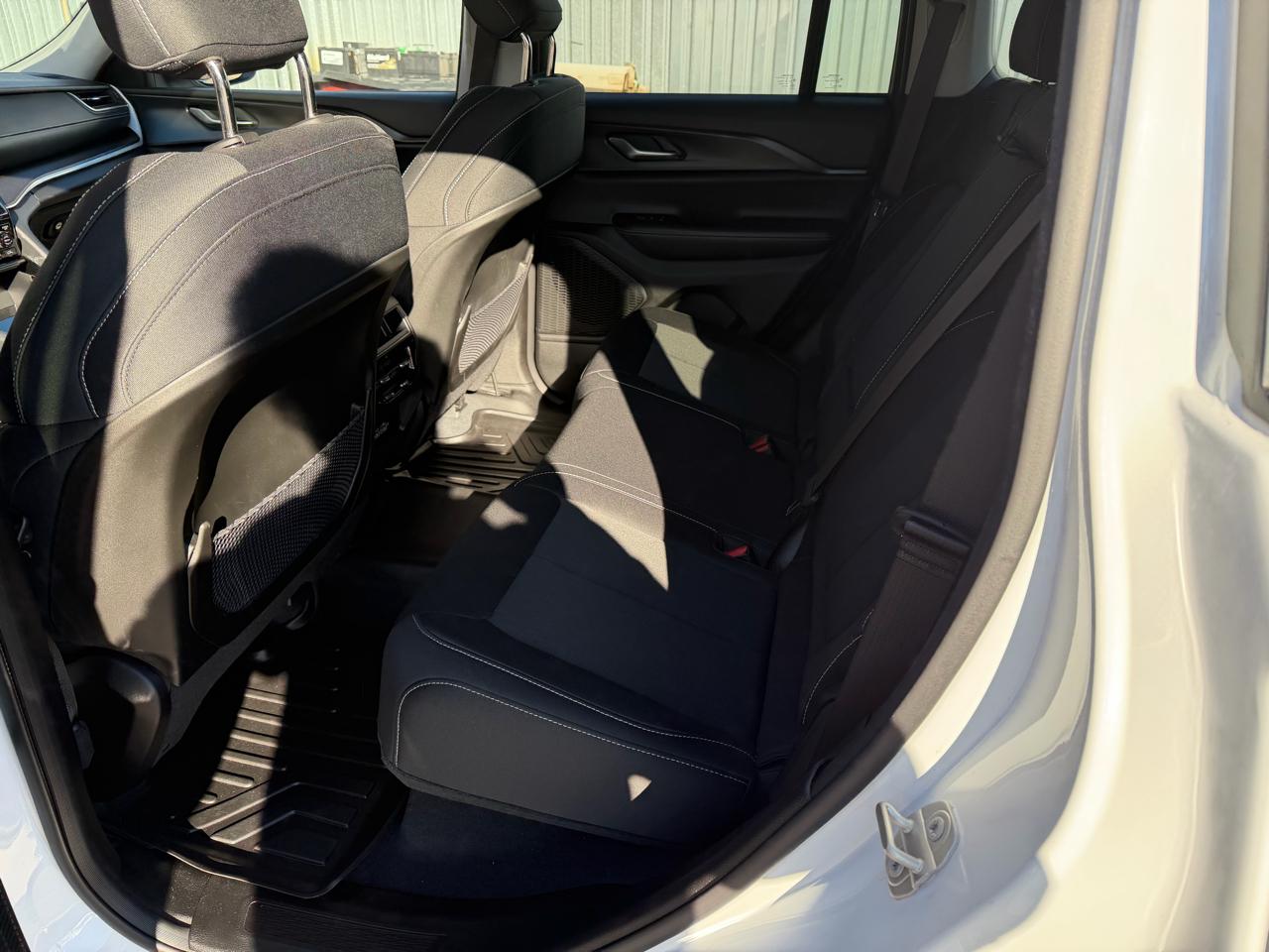 Jeep Grand Cherokee Laredo 4WD 2023