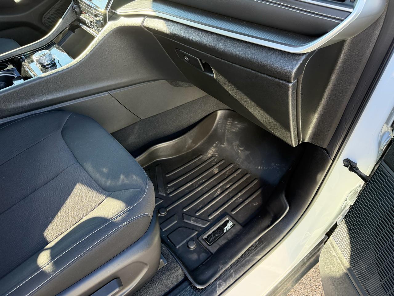 Jeep Grand Cherokee Laredo 4WD 2023