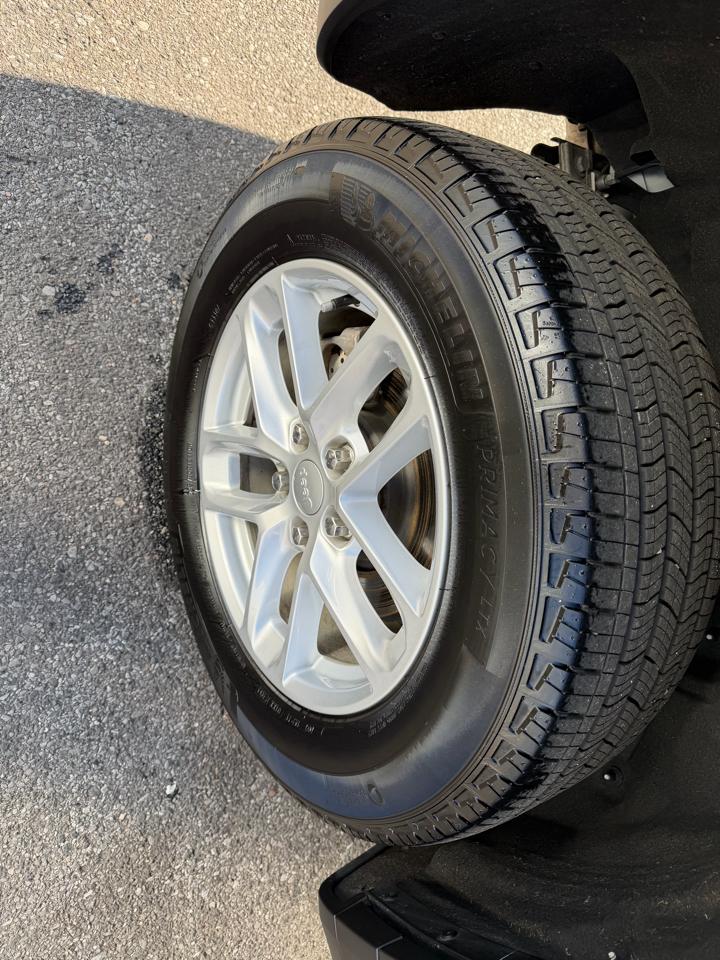 Jeep Grand Cherokee Laredo 4WD 2023