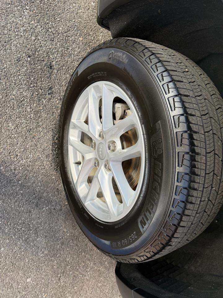 Jeep Grand Cherokee Laredo 4WD 2023