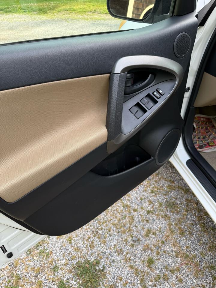 Toyota RAV4 Base I4 4WD 2009