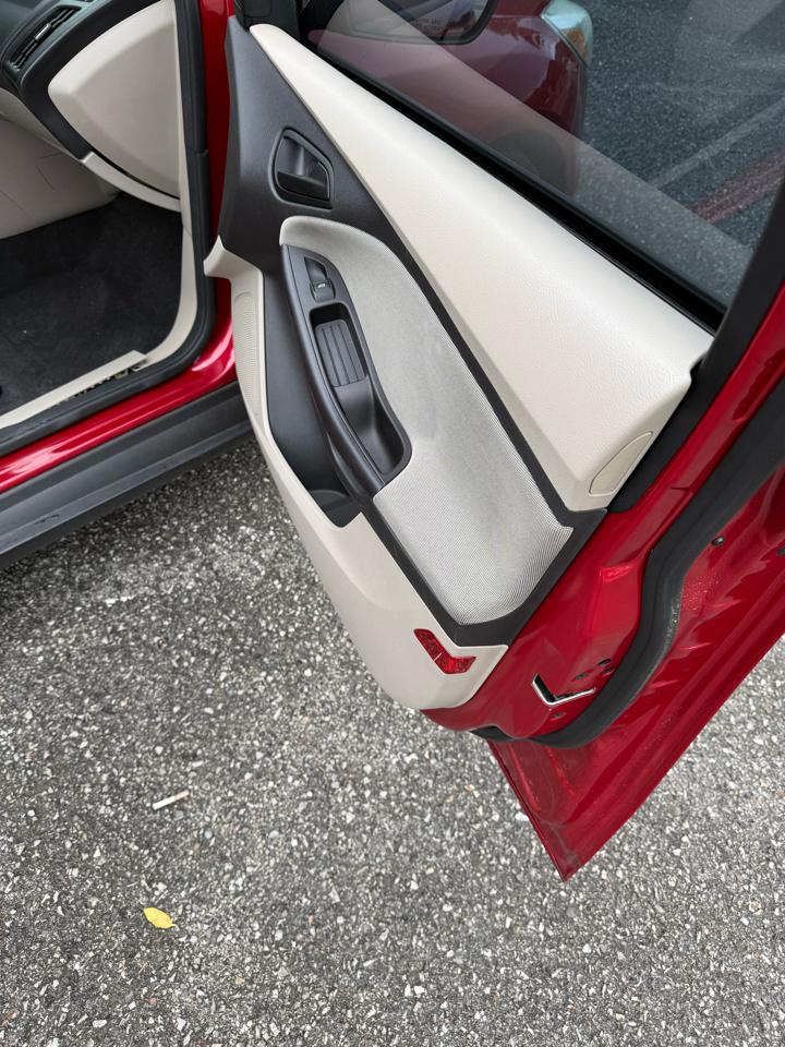 Ford Focus SE Sedan 2012