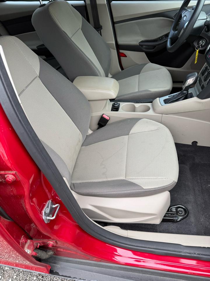 Ford Focus SE Sedan 2012