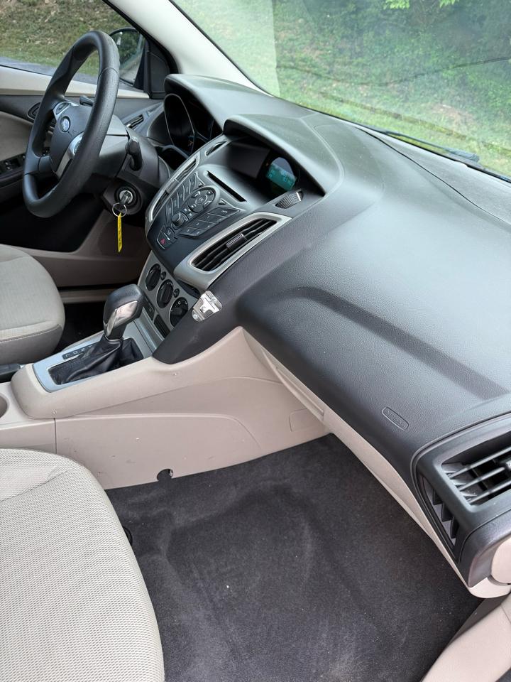 Ford Focus SE Sedan 2012