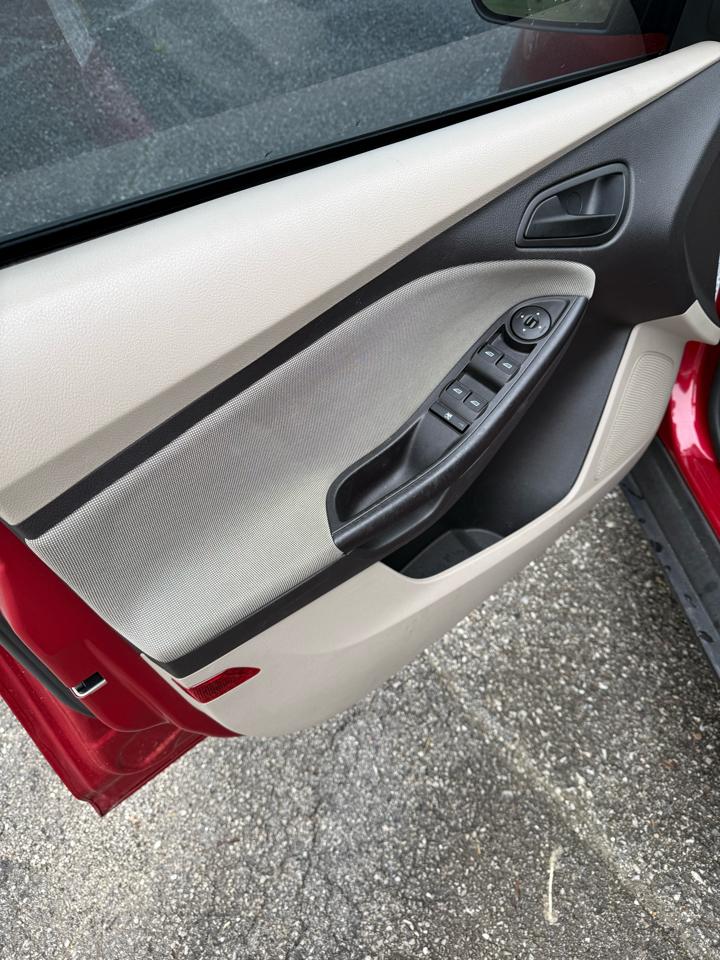 Ford Focus SE Sedan 2012
