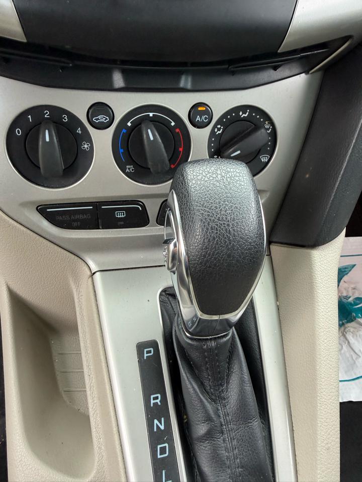 Ford Focus SE Sedan 2012