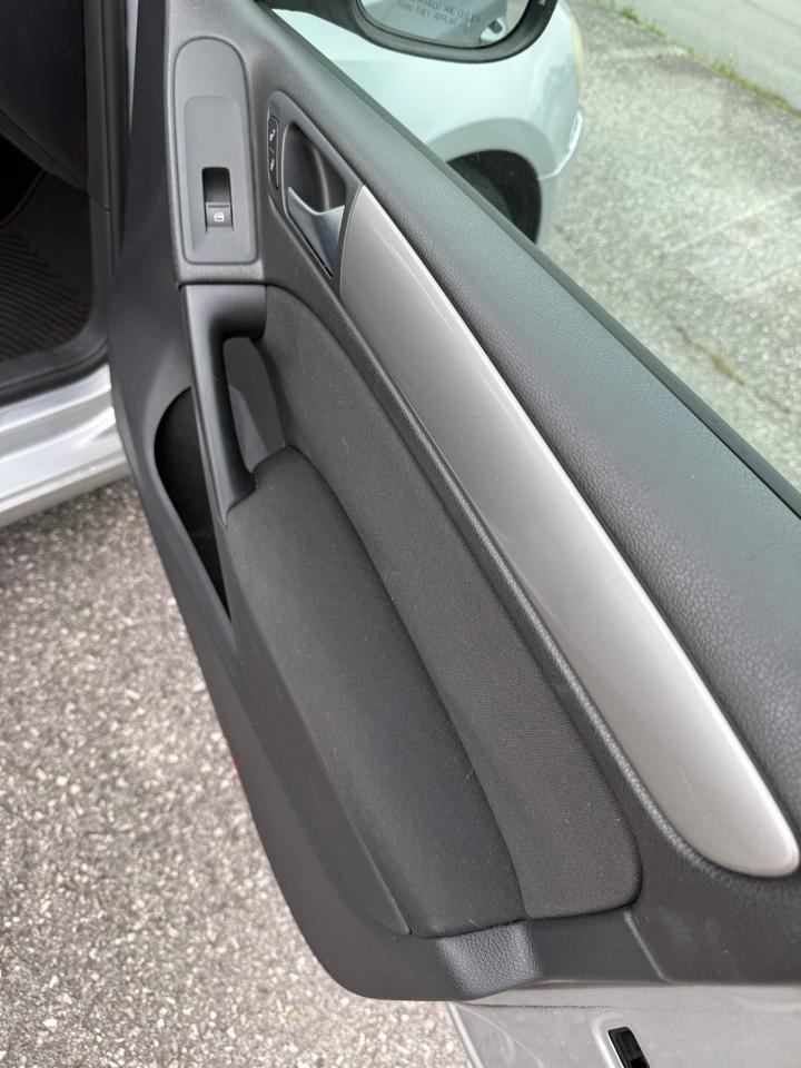Volkswagen Golf 2.5L 4-Door 2012