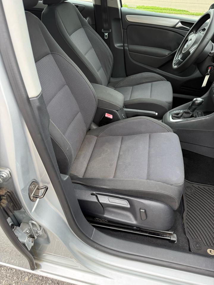 Volkswagen Golf 2.5L 4-Door 2012
