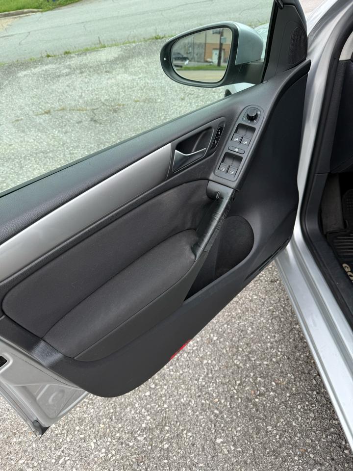 Volkswagen Golf 2.5L 4-Door 2012