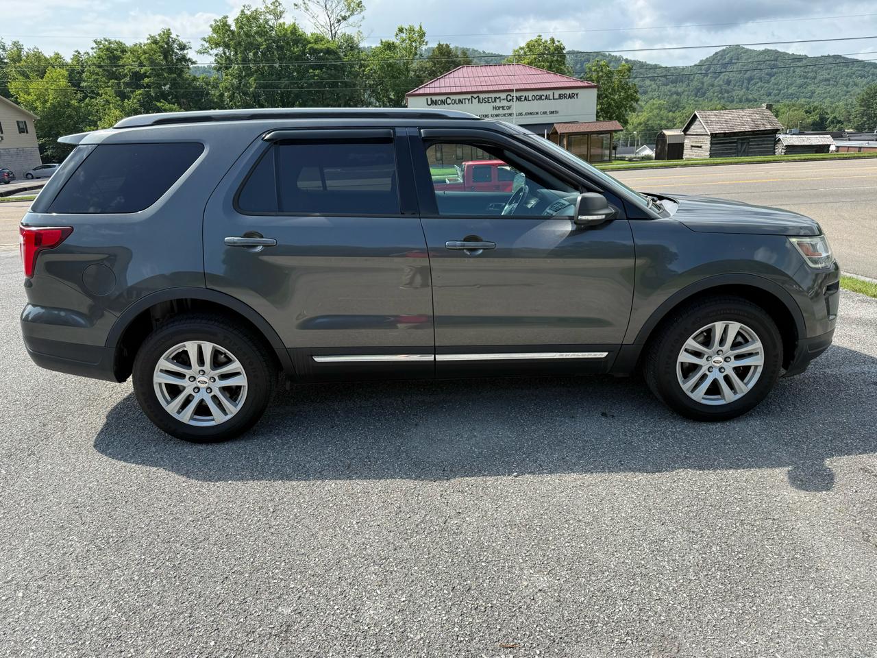Ford Explorer 4dr XLT 4WD 2019