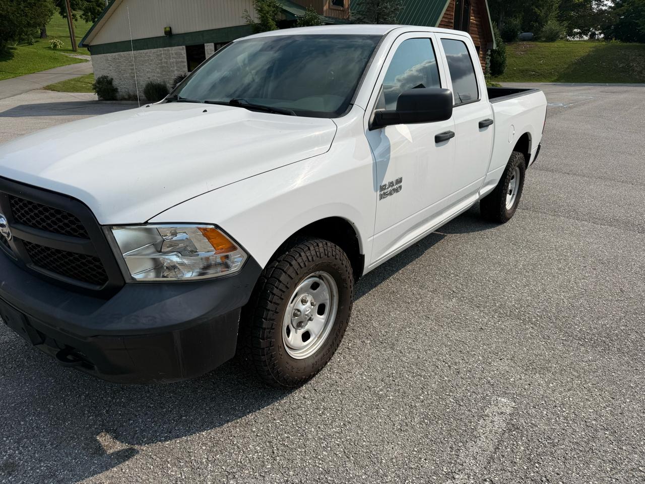 RAM 1500 4WD Crew Cab 140.5" ST 2015