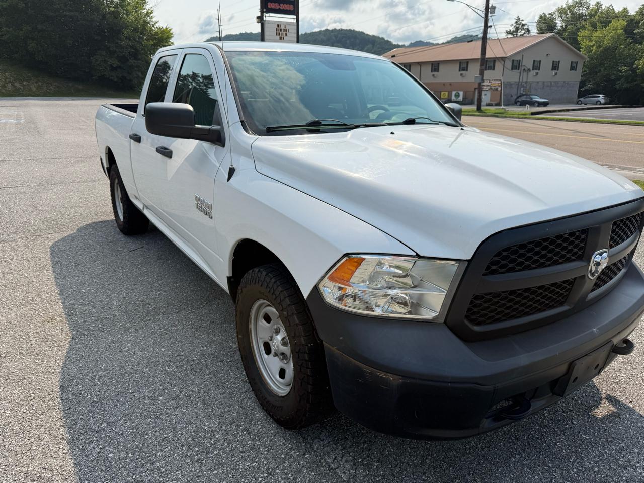 RAM 1500 4WD Crew Cab 140.5" ST 2015