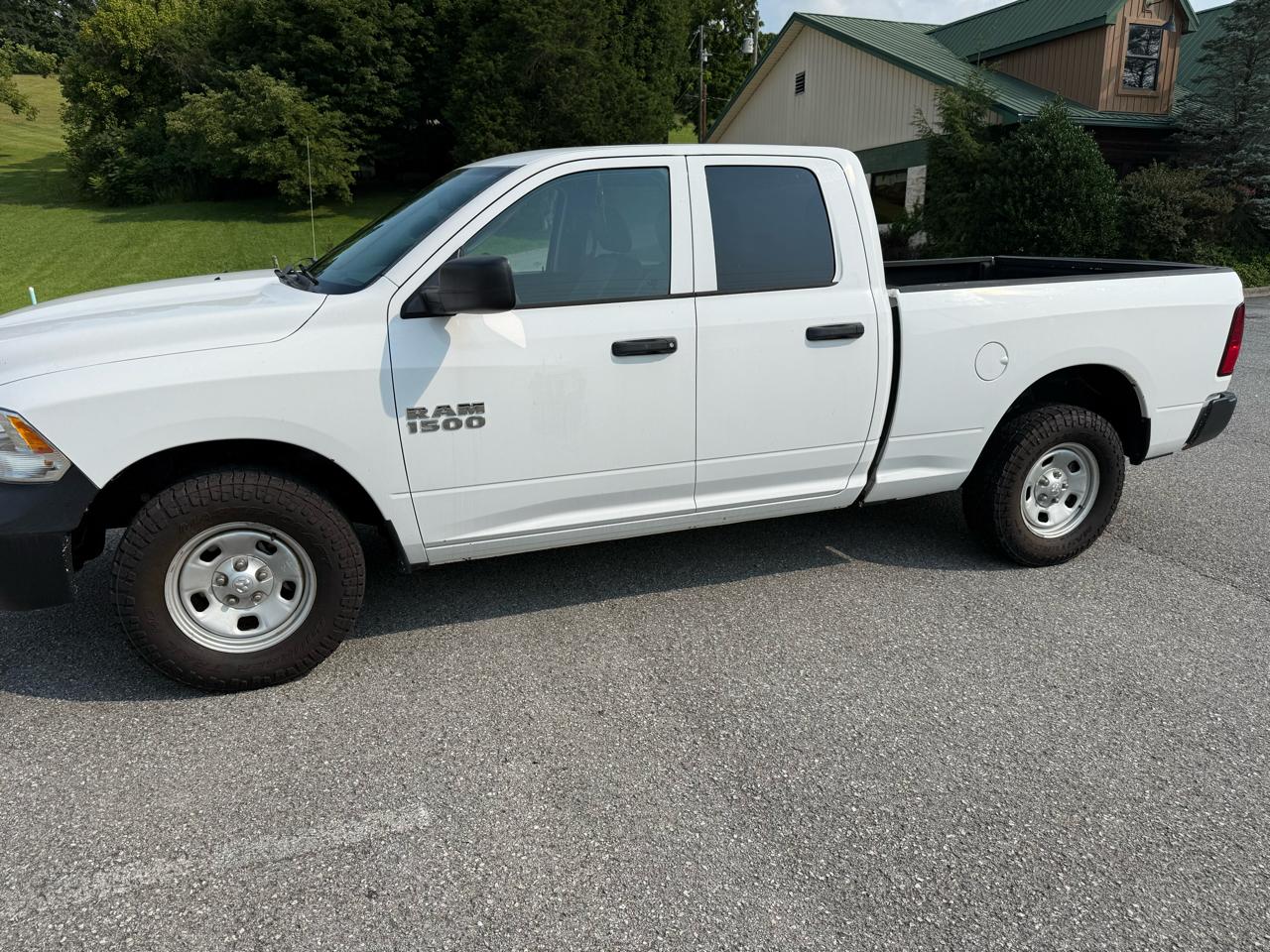 RAM 1500 4WD Crew Cab 140.5" ST 2015