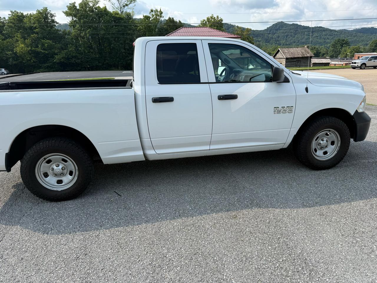 RAM 1500 4WD Crew Cab 140.5" ST 2015