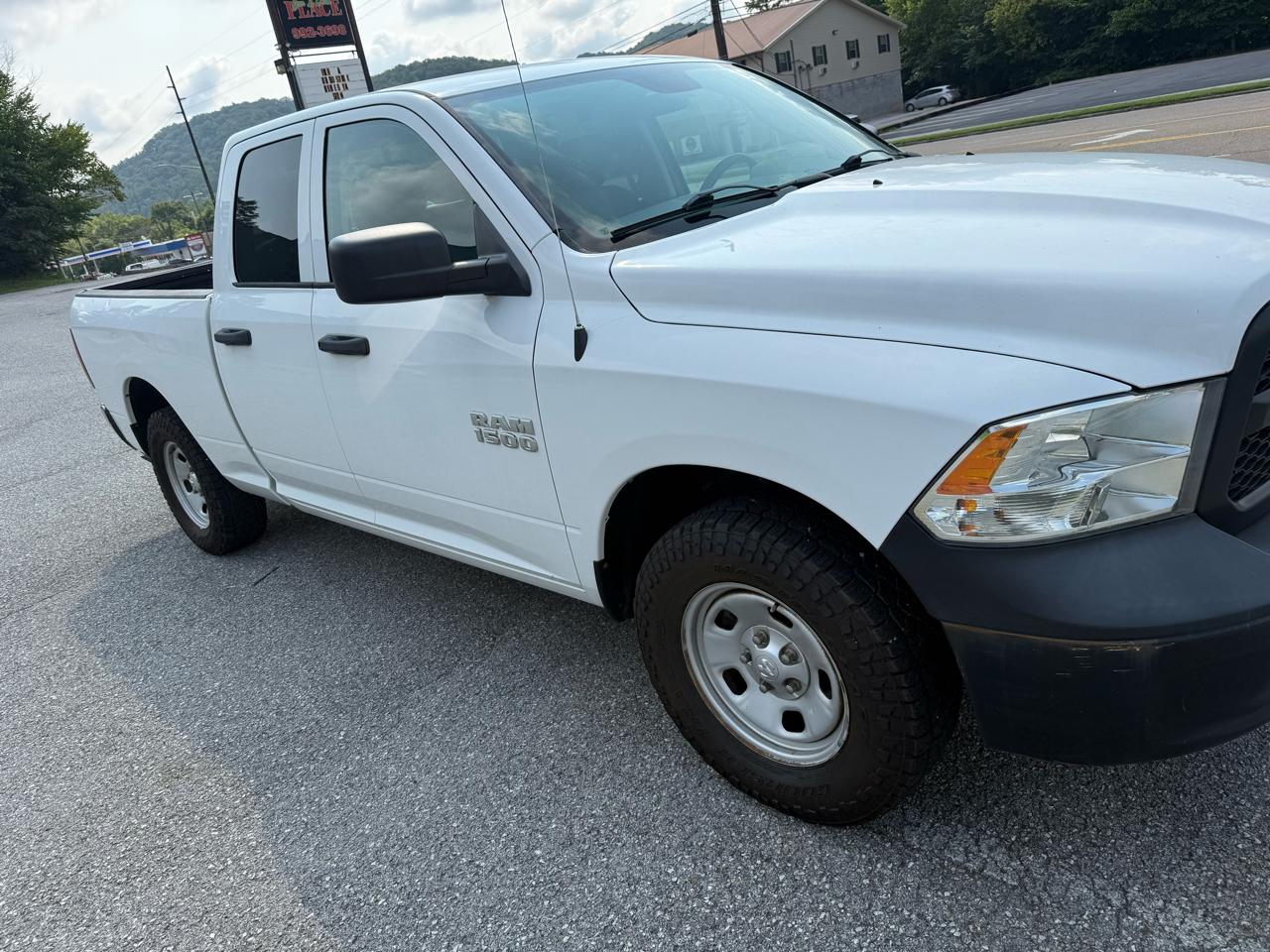 RAM 1500 4WD Crew Cab 140.5" ST 2015