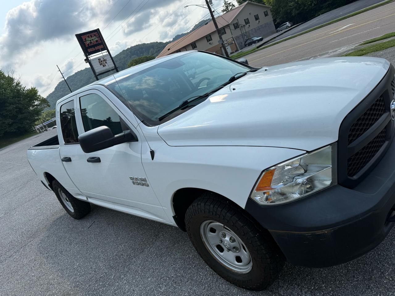 RAM 1500 4WD Crew Cab 140.5" ST 2015
