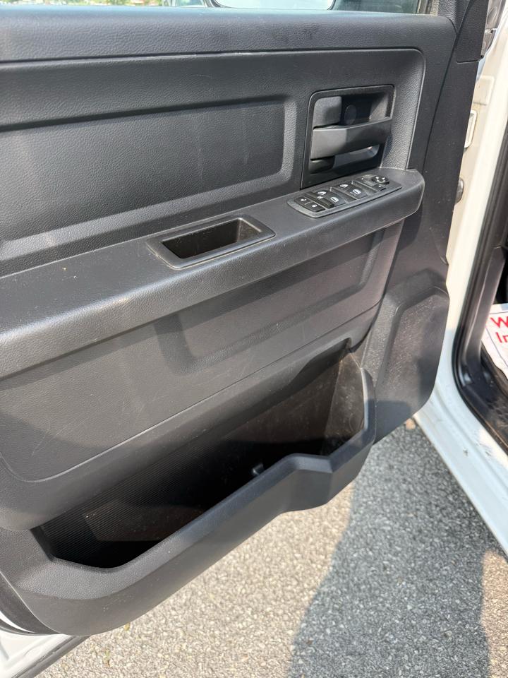 RAM 1500 4WD Crew Cab 140.5" ST 2015